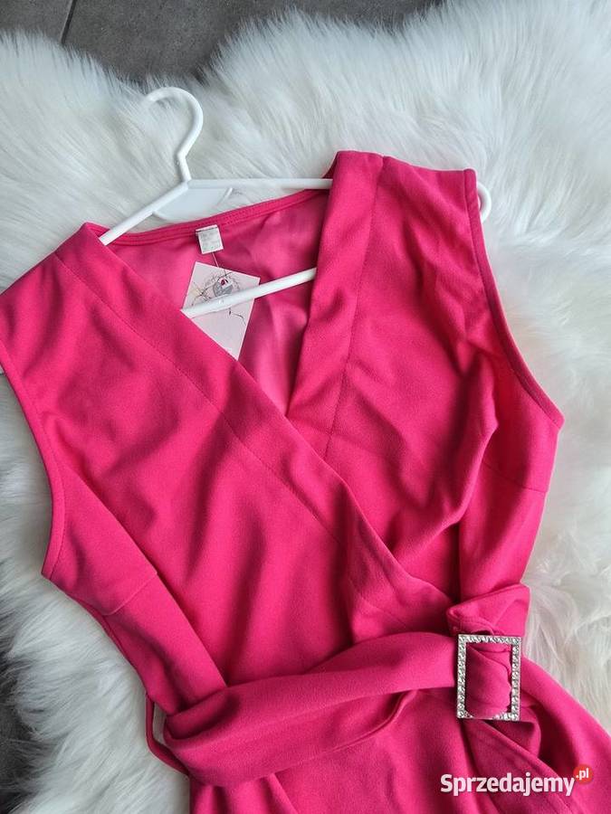 Sukienka różowa z ozdobnym paskiem śląskie