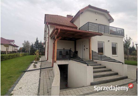 Syndyk sprzeda dom z garażami Zamość