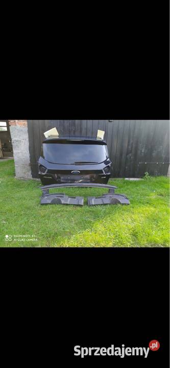 Tylnią klapą Forda Kugi Perzów