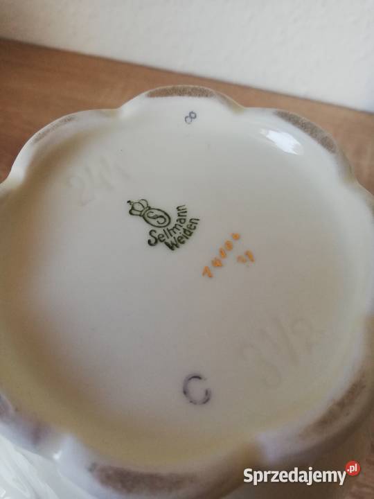 Dzbanek zdobiony drobnymi kwiatami Porcelana i szkło Ropa sprzedam