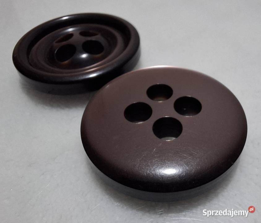 Guziki brązowe okrągłe cztery dziurki vintage Czeladź