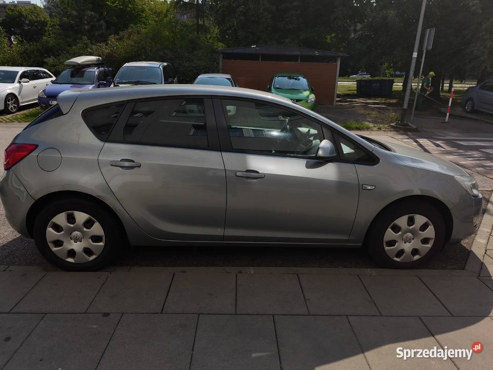Opel Astra J 2011 niezawodne ekonomiczne z manualna sprzedam