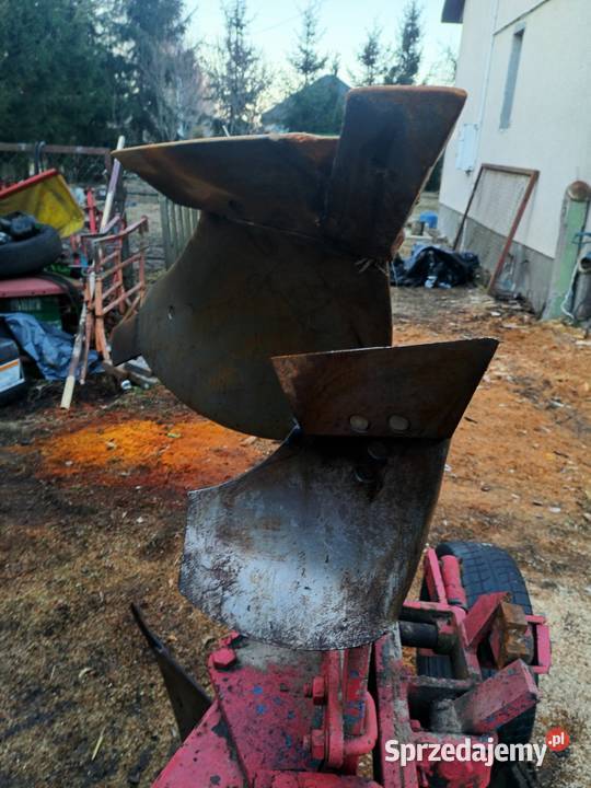 Pług Massey Ferguson na licencji Frost