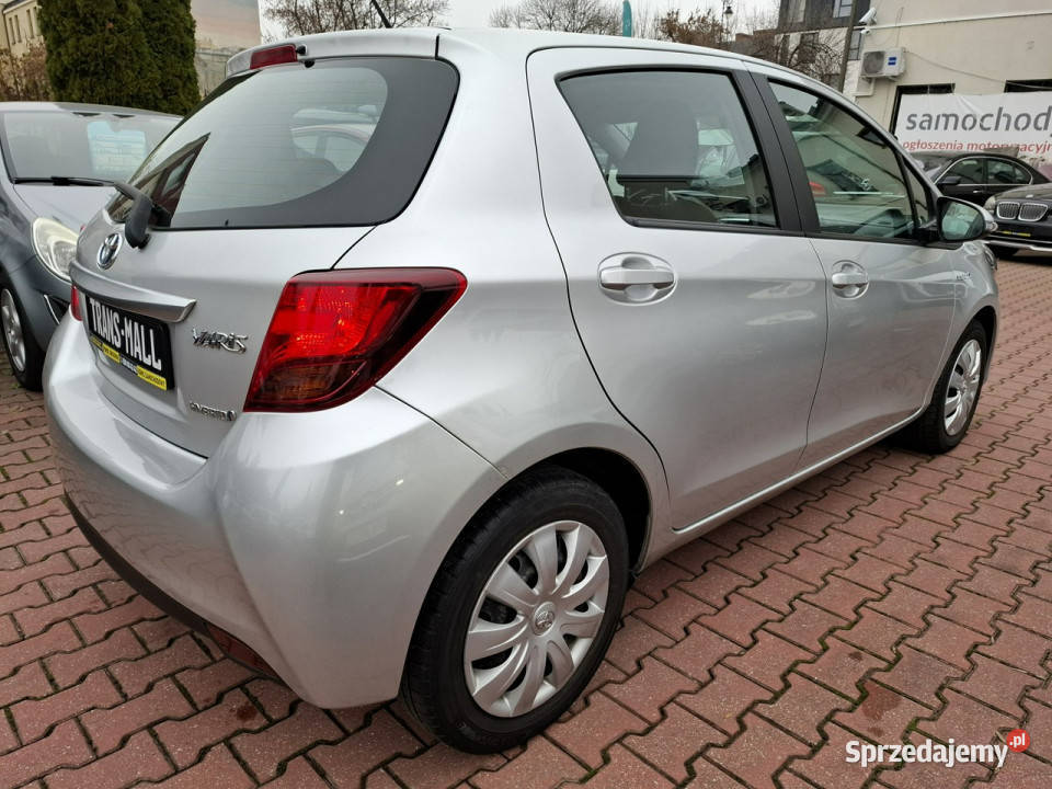 Toyota Yaris 15 Benzyna Hybryda Bezwypadkowa wielofunkcyjna kierownica Lublin