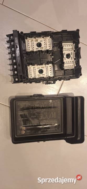 DODGE RAM SKRZYNKA BEZPIECZNIKÓW 68467638AA terenowe