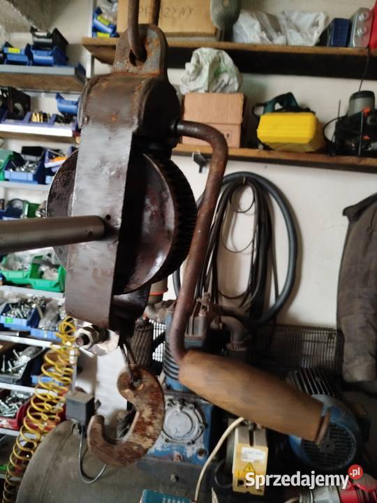 Wyciągarka podnośnik ręczna na korbę stara Szkodna