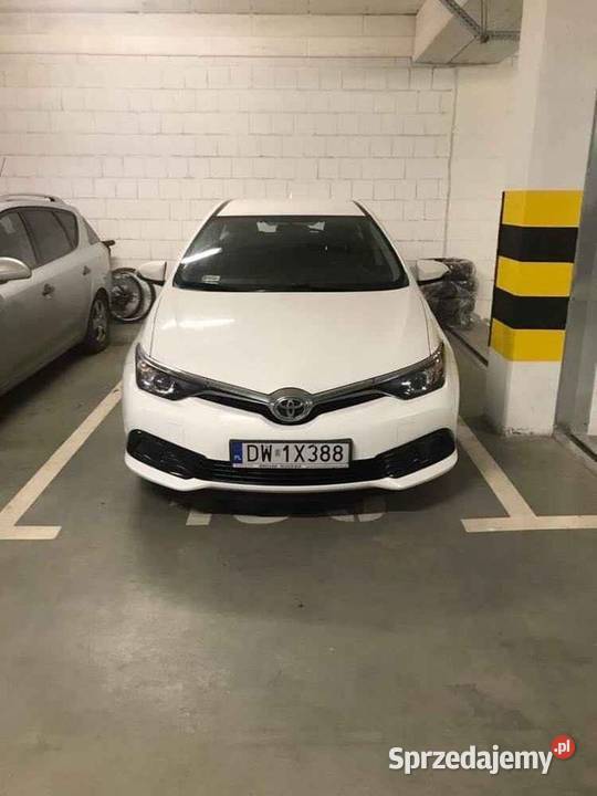 Toyotę Auris II Lift 2015 r Wrocław