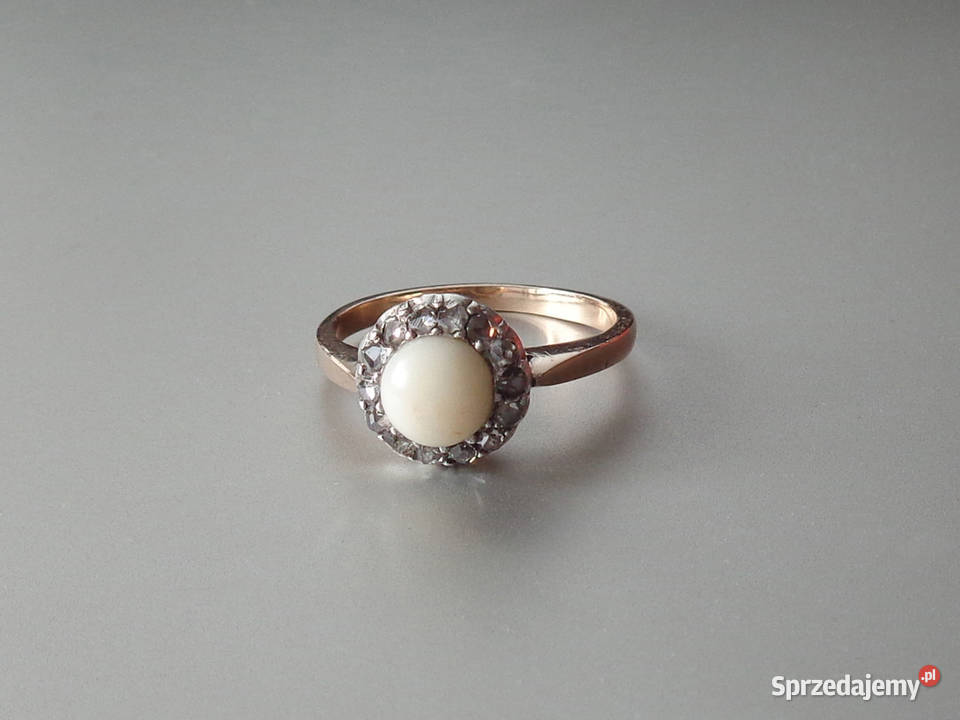 Złoty Pierścionek z Białym Koralem Diamenty 13 Korale opolskie