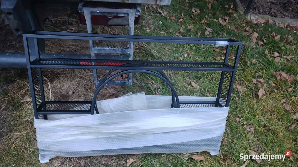 czarna metalowa półka ścienna w stylu loftowym Książ Wielkopolski