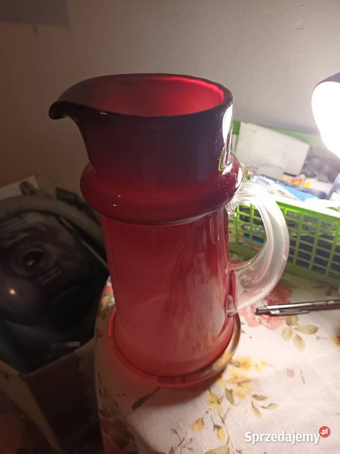 Czerwono mleczny wazon że szkła ołowiowego Bielsko-Biała