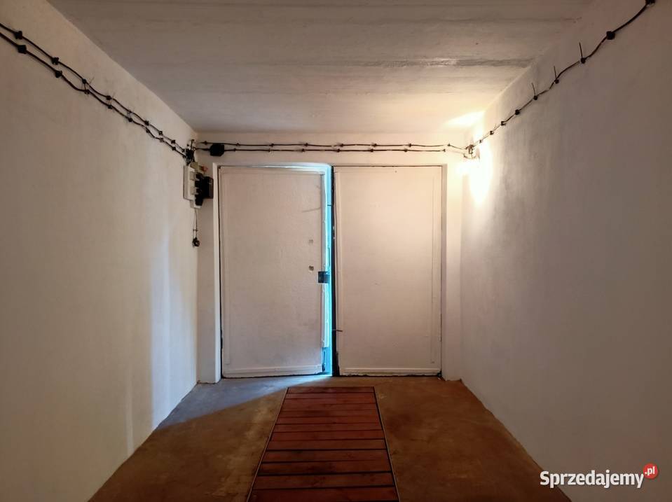 Sprzedam garaż przy budynku