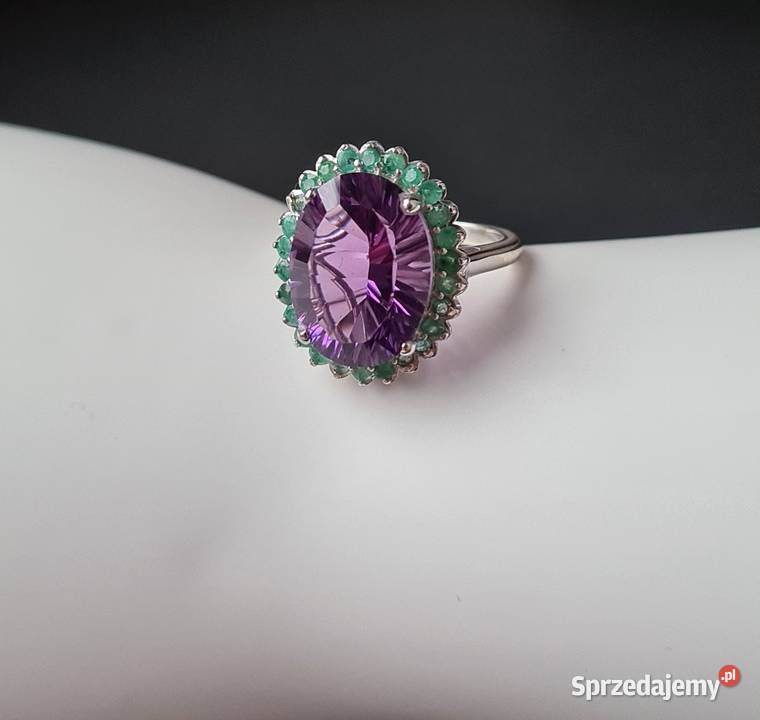 Srebrny pierścionek z ametystem i szmaragdami