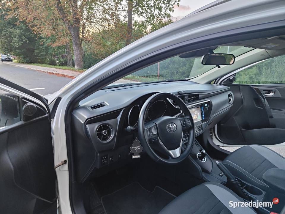 Toyota Auris 18 Hybrid Borzęcin