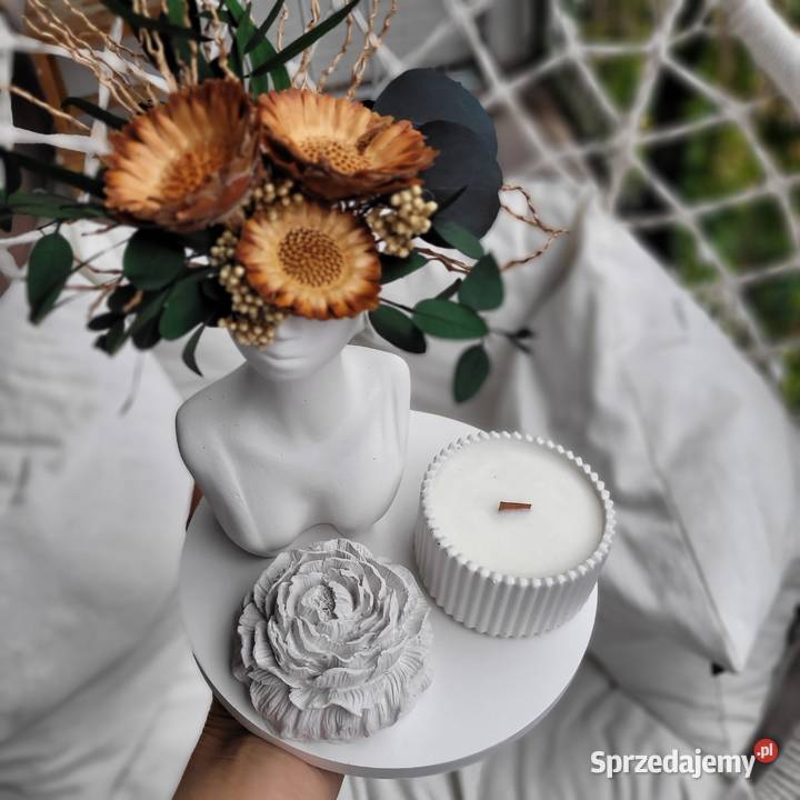 Zestaw dekoracyjny Kobieta z kwiatami i świeca Poznań