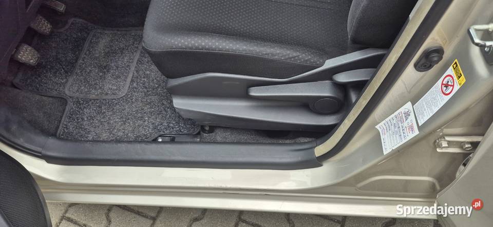 Toyota Yaris II 13 133Salon 70 GarażowanyZłoty