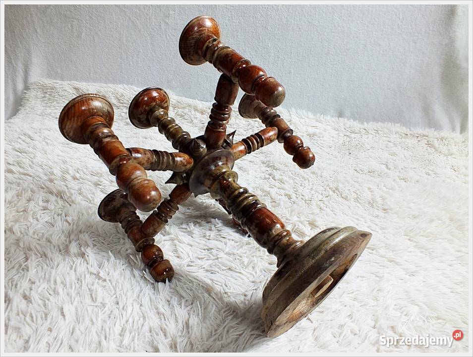 Ponury stary świecznik Wikingów drewniany