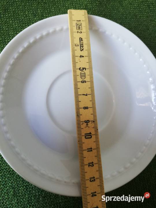 Biała filiżanka z podstawką sygnowana