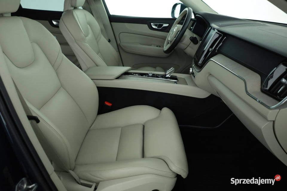 Volvo XC60 B4 AWD asystent pasa ruchu Piaseczno