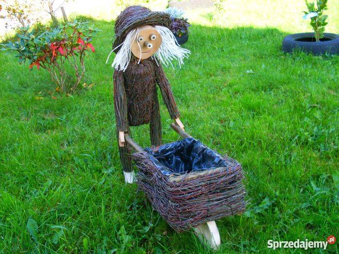 ogrodnik z taczką Niedarzyno