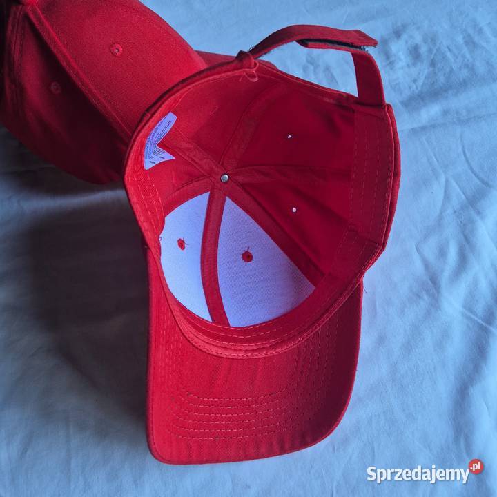 Czerwone czapki z daszkiem 2 sztuki nowe małopolskie Brzesko