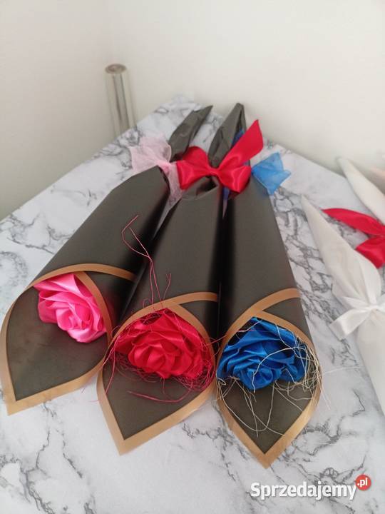 Róże ze wstążki na Dzień Kobiet