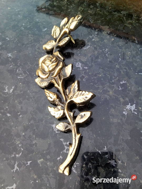 Róża z dłonią czerniona mosiężna złota nagrobek Pozostałe Strzegowo
