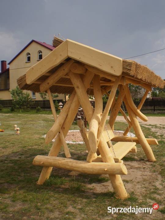 Ciężka solidna huśtawka ogrodowa kryta trzciną