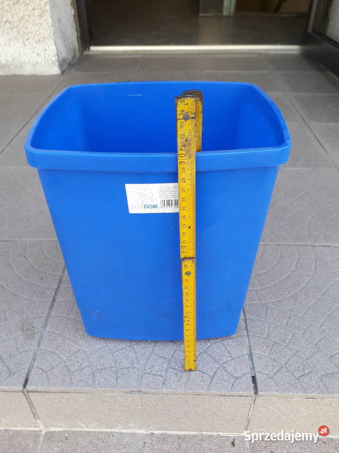 Granatowy kosz plastikowy wysokość ok 30 sprzedam