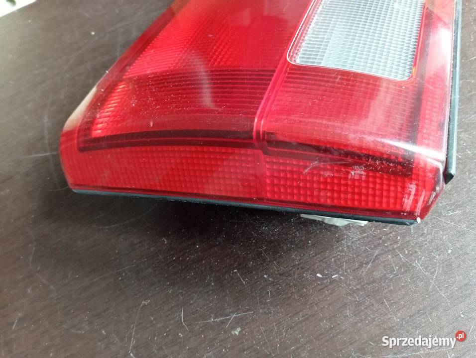 TOYOTA CARINA E KOMBI LAMPA TYŁ PRAWA W KLAPĘ