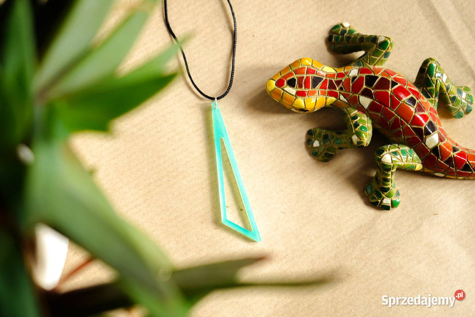 Turkusowy trójkątny wisiorek świecący w