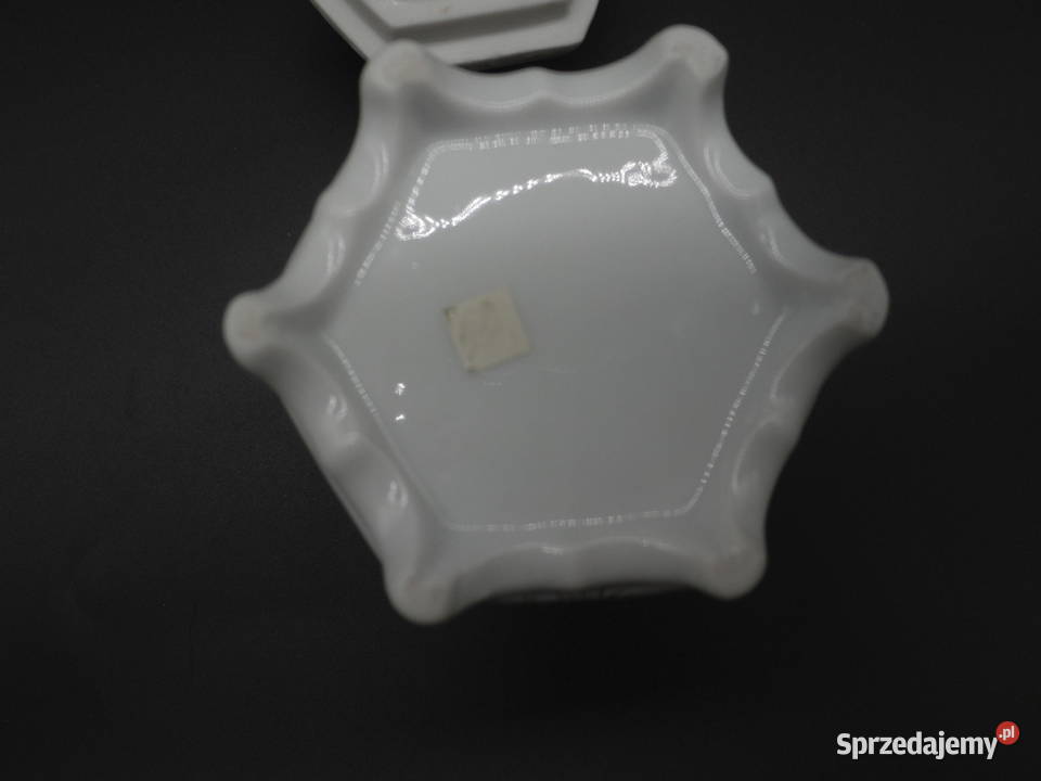 Puzderkoszkatułka w kwiaty Porcelana i szkło sprzedam
