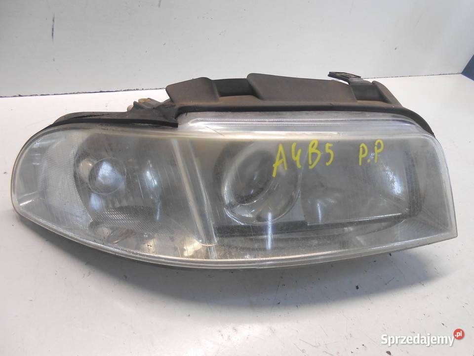 LAMPA PRAWA PRZEDNIA PRZÓD AUDI A4 B5 osobowe Oświetlenie wielkopolskie