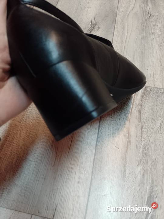 42 Czarne czółenka wieczorowe z zapięciem z Kraków