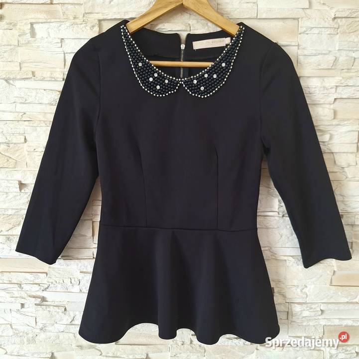 Czarna bluzka z baskinką i ozdobnym kołnierzem