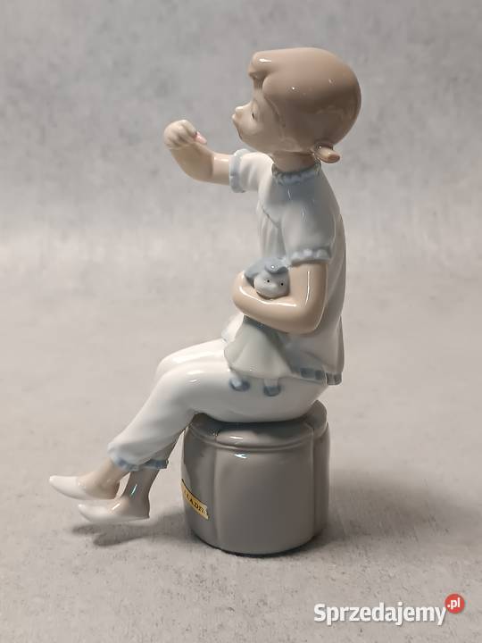 LLADRO 1083G Dziewczynka z lalką