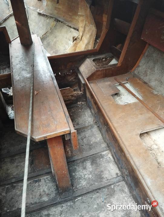 Kadłub Sasanki 620 przedłużanej z masztem i Warszawa