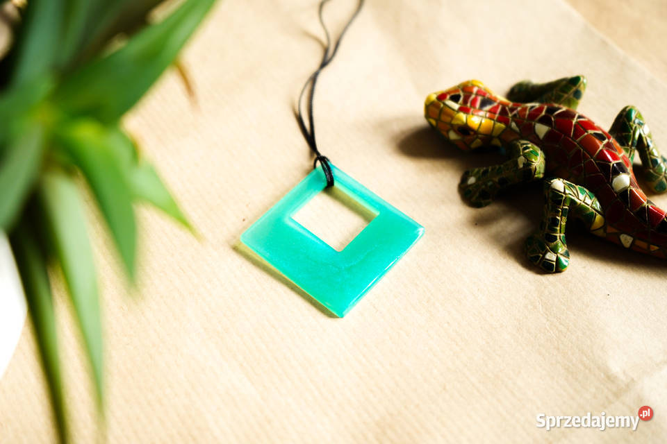 Turkusowy wisiorek romb świecący w ciemności i Naszyjniki Warszawa