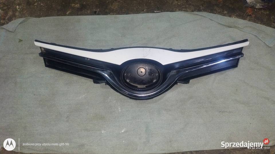 Grill atrapa przednia Toyota Yaris 2015 Rok produkcji 2015 Lubin