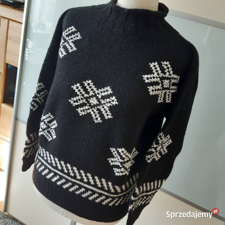 Sweter czarny w białe ornamenty gwiazdki