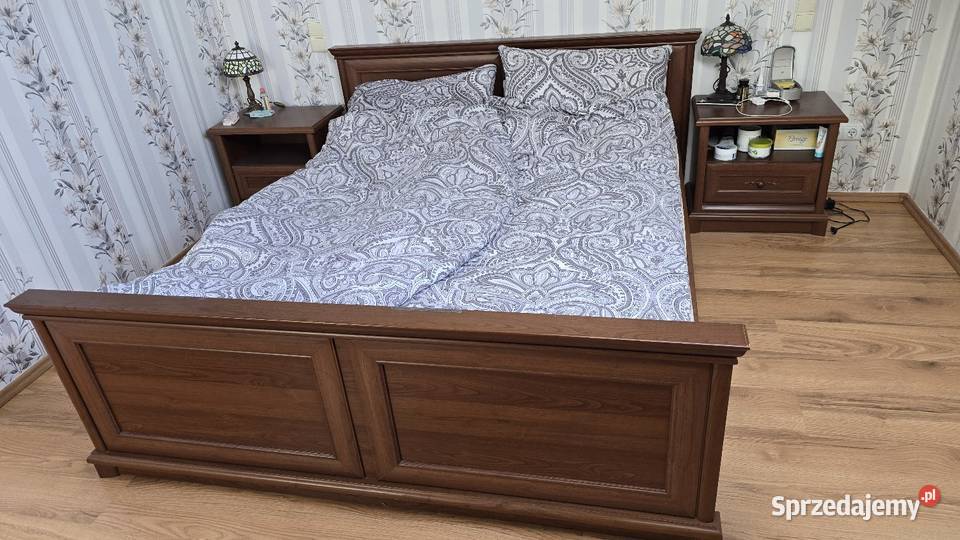 Lozko z 2 szafkami nocnymi Łóżka