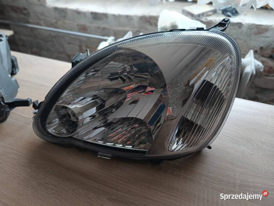 Lampy przednie przód Toyota Yaris I lewa i prawa Lampy przednie