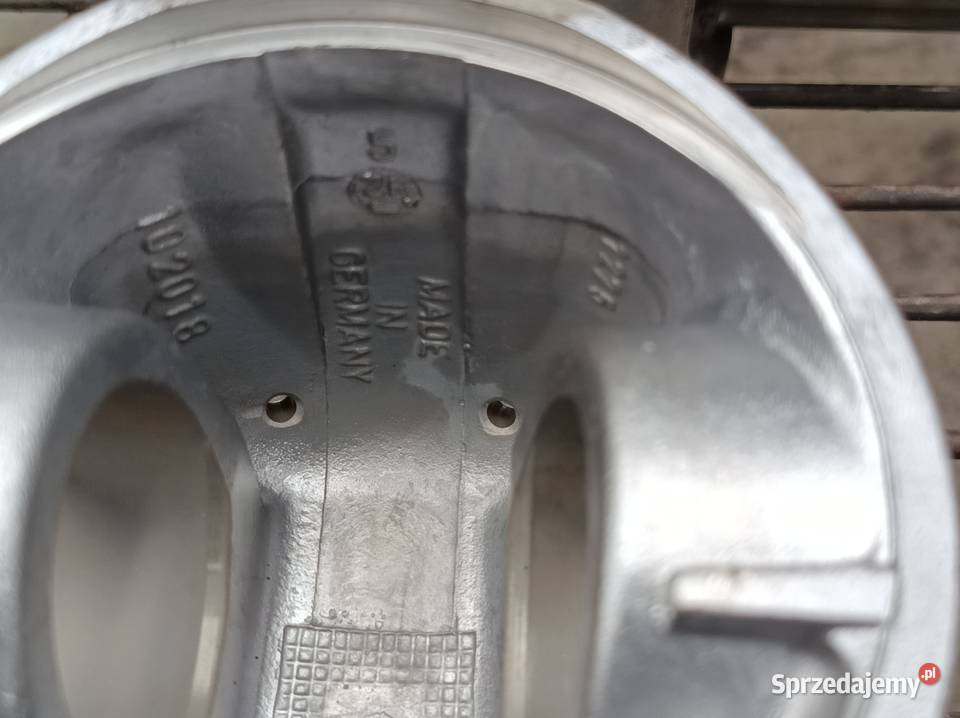 Sprzedam tłoki do Case 5130 Cummins Przemyśl sprzedam