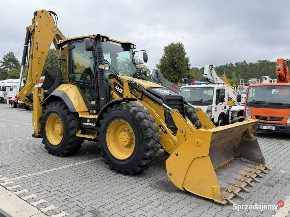 na równych kołach Caterpillar 444F Sterowanie na Widełki
