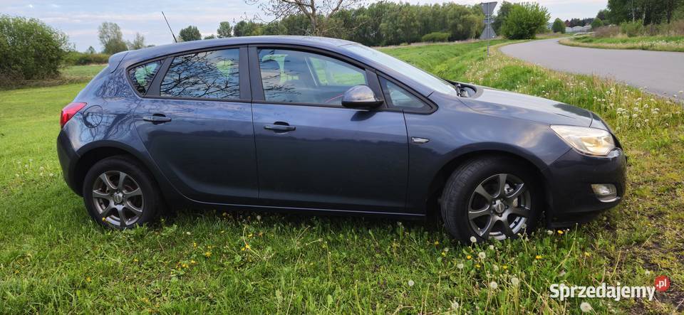 OPEL ASTRA J 2010 r 16 benz Rzeszów