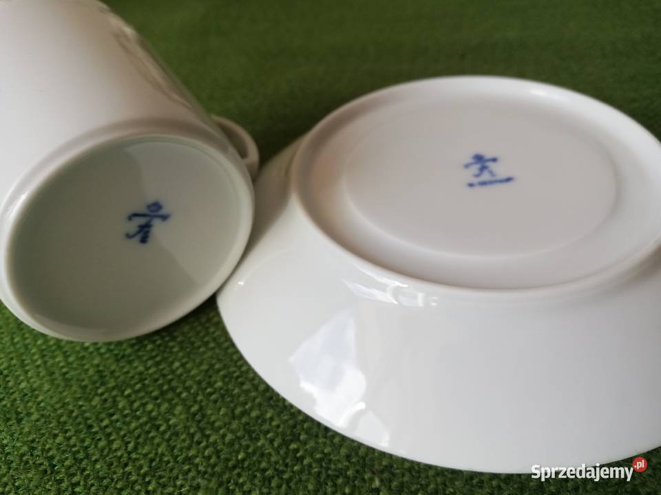 Biała filiżanka z podstawką sygnowana Ropa