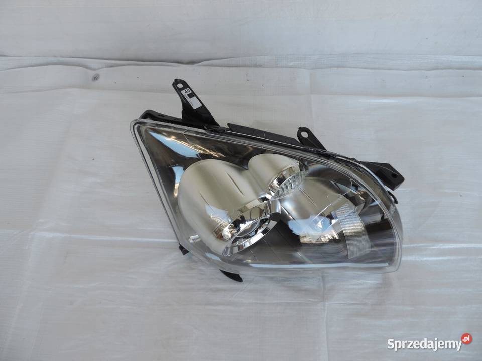 REFLEKTOR LAMPA PRAWA TOYOTA AVENSIS T25 EUROPA