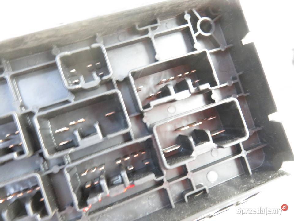 SKRZYNKA BEZPIECZNIKÓW OPEL MERIVA A