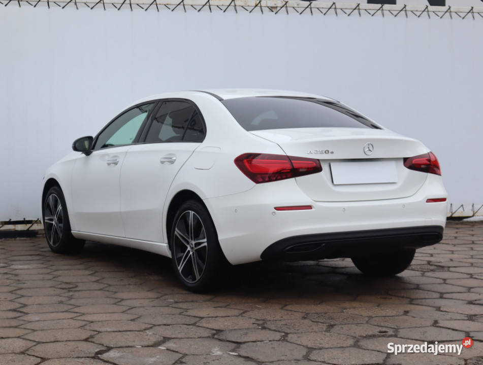 Mercedes A A 250 e światła do jazdy dziennej