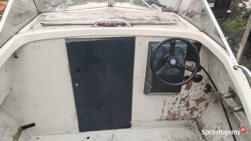 Łódź motorową z przyczepą