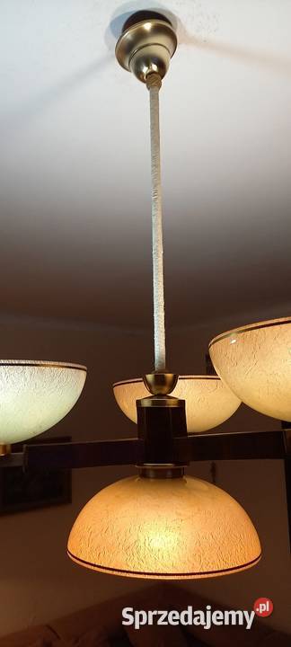 Trzyramienny żyrandol z kloszami w stylu Art Antyki